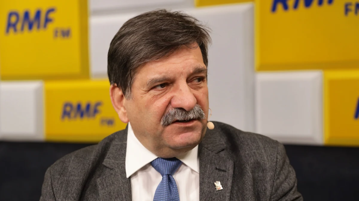 "Byłem pod wrażeniem i pełen podziwu dla Wojciecha Szaramy, że z taką cierpliwością tolerował niesłychanie długie tyrady, komisja stała się areną dla posłów opozycji, kilkoro z nich powtarzało te same wątki, formułując różne oskarżenia pod adresem prezesa Banasia w sytuacji, gdy porządek obrad był inny" - tak w Popołudniowej rozmowie w RMF FM Janusz Śniadek skomentował dzisiejsze posiedzenie sejmowej Komisji ds. Kontroli Państwowej. Na posiedzeniu pojawił się Marian Banaś. Prezes NIK przedstawiał kandydatury na swoich zastępców. Posłowie opozycji starali się uzyskać od Banasia także odpowiedzi ws. afery z jego kamienicą. "Padło bardzo wiele pytań, być może niektóre z nich zadałbym również osobiście" - przyznał gość Marcina Zaborskiego. Banaś ostatecznie odczytał oświadczenie. "Odniósł się do bardzo wielu tych pytań, bardzo konkretnie, dość nawet przekonująco w niektórych sprawach" - stwierdził Śniadek. 