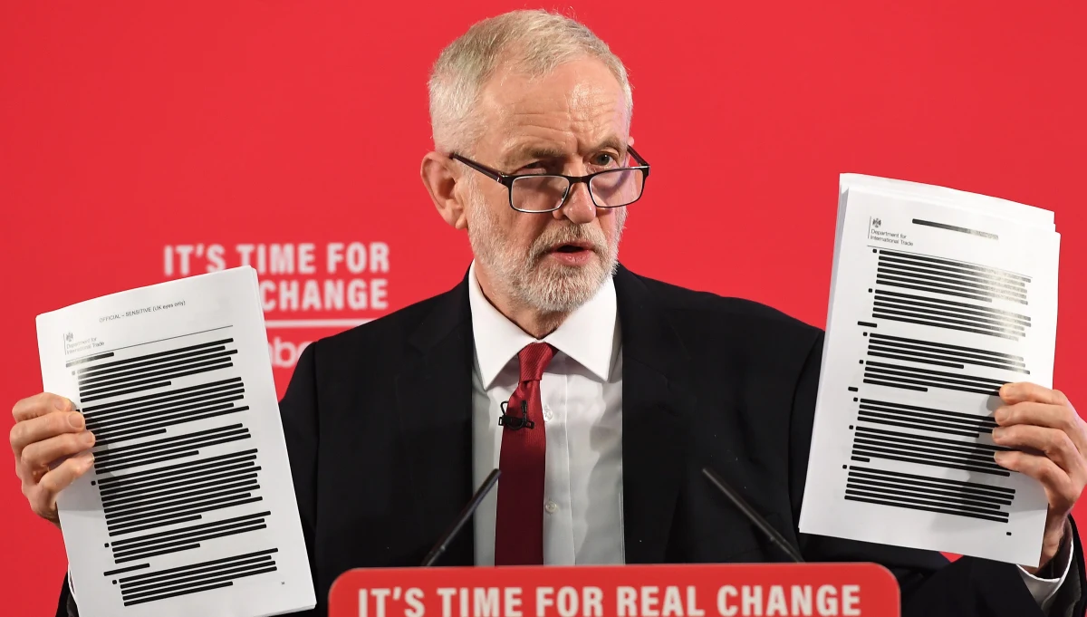 Lider brytyjskiej opozycji Jeremy Corbyn przedstawił dokumenty mające jego zdaniem dowodzić, że rząd Borisa Johnsona prowadzi tajne negocjacje ze Stanami Zjednoczonymi. Zdaniem laburzystów, premier chce dopuścić amerykańskie firmy do krajowego publicznego systemu opieki zdrowotnej NHS. 