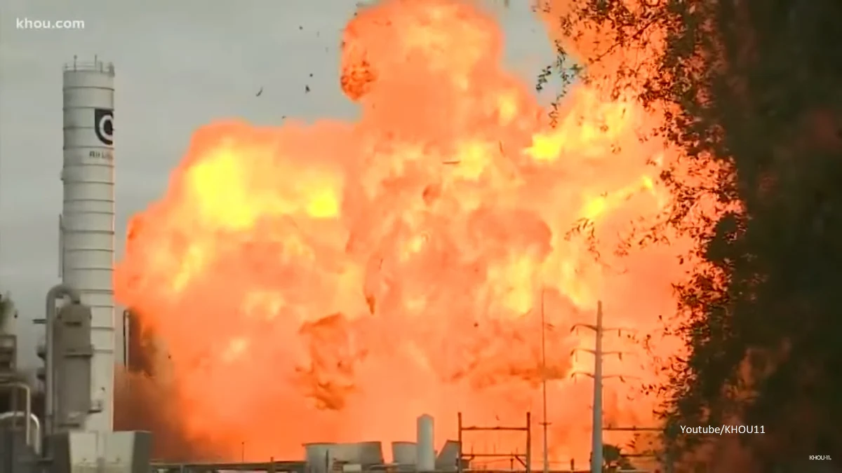 Potężne eksplozje wstrząsnęły Port Neches w stanie Teksas. Eksplodowała tam jedna z wież destylacyjnych w kompleksie należącym do miejscowej rafinerii ropy naftowej. Trzech pracowników zakładu zostało rannych. Zarządzono ewakuację 60 tys. osób mieszkających w okolicy.