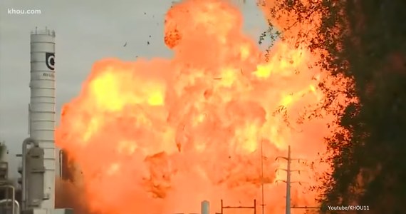 Potężne eksplozje wstrząsnęły Port Neches w stanie Teksas. Eksplodowała tam jedna z wież destylacyjnych w kompleksie należącym do miejscowej rafinerii ropy naftowej. Trzech pracowników zakładu zostało rannych. Zarządzono ewakuację 60 tys. osób mieszkających w okolicy.