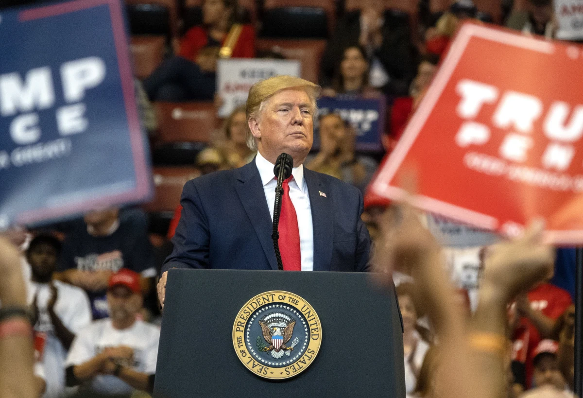 Prezydent Donald Trump podpisał w środę ustawę Kongresu USA o poparciu dla prodemokratycznych demonstrantów w Hongkongu, co - jak się uważa - wywoła gniewną reakcję Chin. Może to utrudnić znajdujące się w delikatnej fazie negocjacje handlowe między obu państwami.
