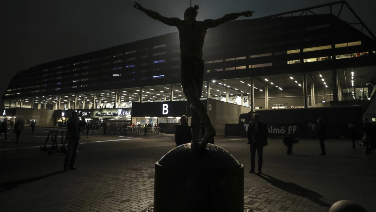 Wiadomość o kupnie 25 procent udziałów sztokholmskiego Hammarby przez Zlatana Ibrahimovica wywołała burzę nienawiści w jego rodzinnym mieście Malmoe, gdzie w środę konna policja pilnowała odsłoniętego w październiku pomnika piłkarza, na którym zawieszono... klapę sedesową.