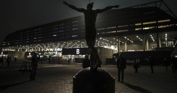 Wiadomość o kupnie 25 procent udziałów sztokholmskiego Hammarby przez Zlatana Ibrahimovica wywołała burzę nienawiści w jego rodzinnym mieście Malmoe, gdzie w środę konna policja pilnowała odsłoniętego w październiku pomnika piłkarza, na którym zawieszono... klapę sedesową.