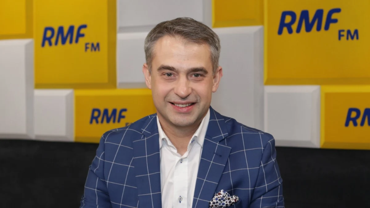 „Wybierzemy go w gronie trzech partii. Wiosna, Razem i SLD zdecydowały, że to będzie wspólny kandydat – to najważniejsze. Myślę, że będzie to na przełomie grudnia i stycznia” – tak o sposobie i terminie wyboru kandydata Lewicy na prezydenta mówił w Porannej rozmowie w RMF FM Krzysztof Gawkowski. Przewodniczący klubu parlamentarnego Lewicy przyznał, że Robert Biedroń jeszcze nie zdecydował czy będzie chciał wziąć udział w wyborach prezydenckich. „My namawiamy i Zandberga i Biedronia, ale ta lista się na pewno na tej dwójce nie zamyka. Mówiłem wielokrotnie – nawet u pana tutaj – że jest kilkoro fajnych kandydatek i kandydatów. Kilka dni, tygodni potrzeba na zamknięcie tych rozmów. Dzisiaj na Lewicy jesteśmy gotowi na kandydata i kandydatkę, która będzie reprezentowała wszystkie nasze stanowiska. Zrobimy to na pewno, kandydat nasz będzie, ale nie jesteśmy Platformą, nie pójdziemy drogą żadnych prawyborów. Mamy swoje ciała statutowe i na tym zamykamy”.