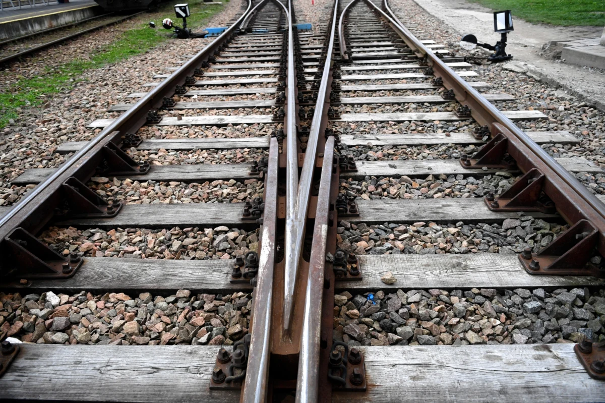Już niedługo może zabraknąć rąk do prowadzenia pociągów po polskich torach. Jak wynika z wyliczeń Urzędu Transportu Kolejowego, w tej chwili na rynku brakuje około 1000 maszynistów. Ta liczba będzie wrastać, bo już niedługo wielu z tych, którzy nadal pracują - może odejść na emerytury.