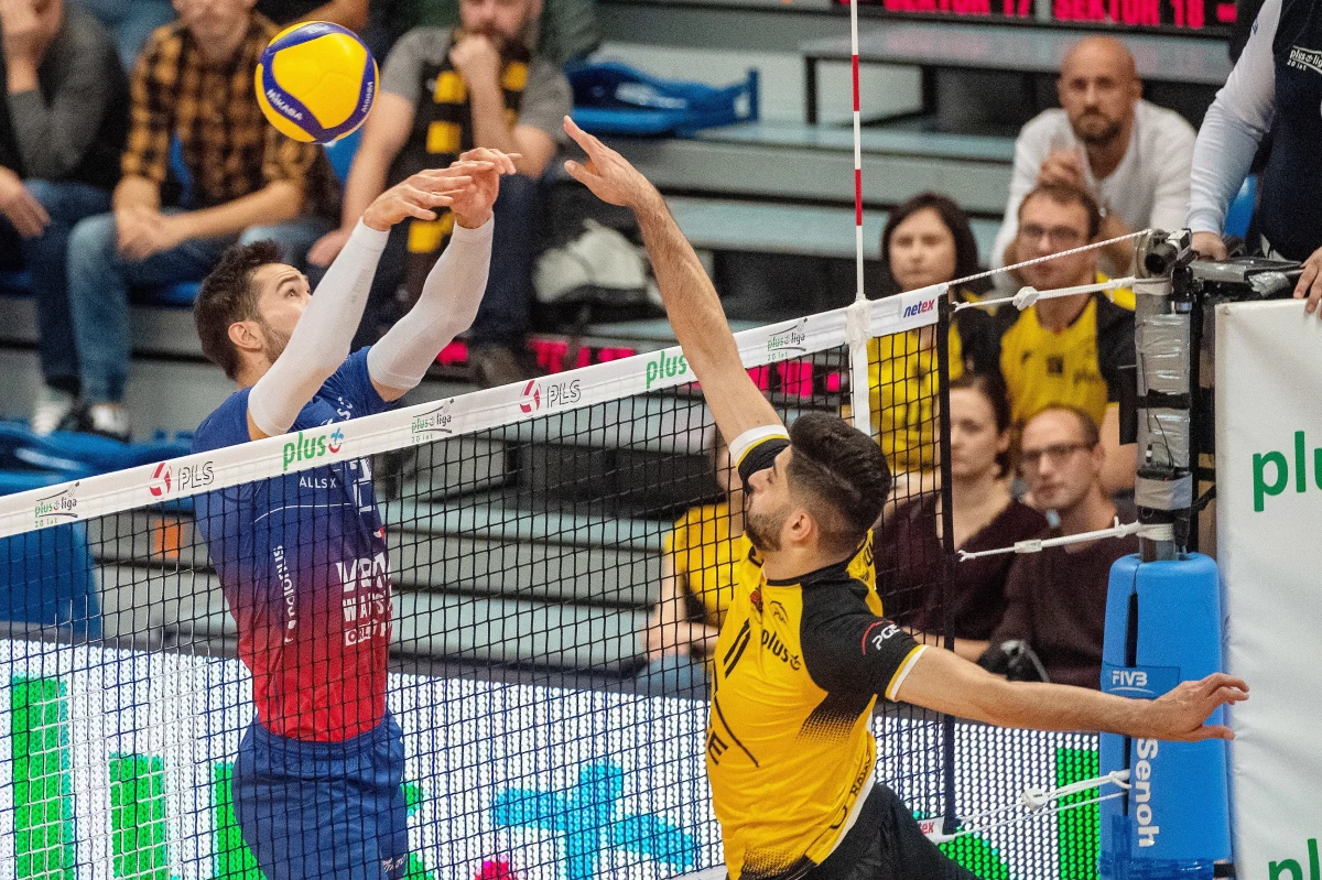 PGE Skra Bełchatów stała się pierwszym zespołem PlusLigi, któremu w tym sezonie udało się pokonać Vervę Warszawę Orlen Paliwa (3:1). Zdaniem atakującego bełchatowian, Mariusza Wlazłego, „żółto-czarnym” w zwycięstwie pomogli kibice.