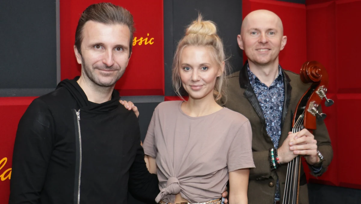 W Międzynarodowy Dzień Pluszowego Misia przedszkolaki ze Słupska pobiły rekord Polski w jednoczesnym przytulaniu swoich misiów. Ta informacja zainspirowała Artura Andrusa do napisania Piosenki z Prawdziwego Zdarzenia o charakterze… anty-misiowym. Bo czy każdy miś musi mieć kryształowy charakter?