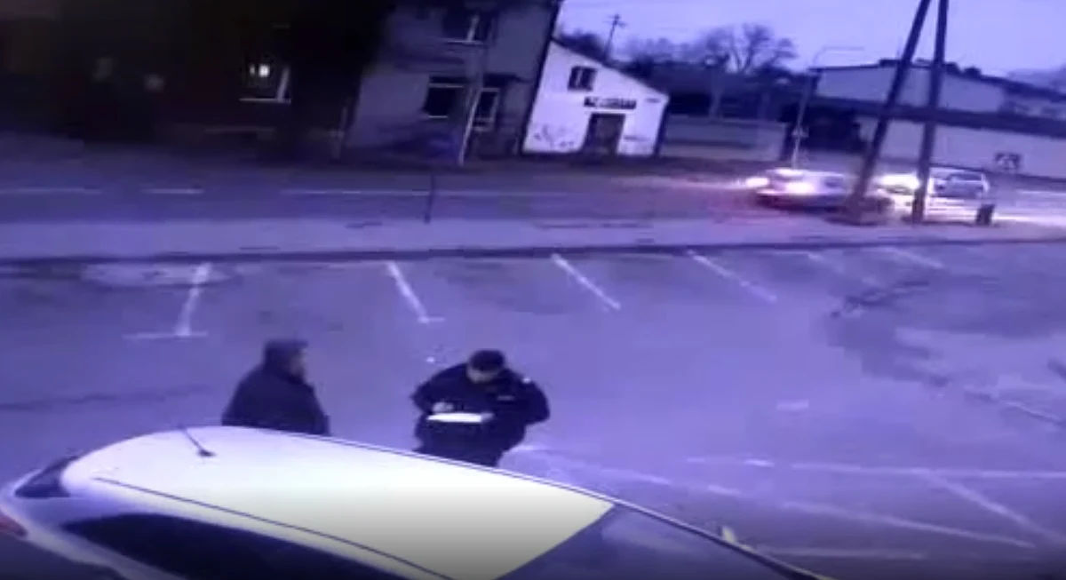 Kolejne potrącenie na przejściu dla pieszych. Do wypadku doszło w Myszkowie w Śląskiem. Jego świadkiem był policjant. Funkcjonariusze – ku przestrodze – opublikowali nagranie z miejsca zdarzenia.