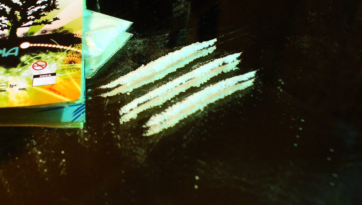 Coraz mniej uczniów w Polsce sięga po dopalacze. Z takich substancji psychoaktywnych korzysta jeden na stu nastolatków - wynika z najnowszych danych Krajowego Biura do spraw Przeciwdziałania Narkomanii. Mimo malejącej popularności, wciąż wysoka jest liczba zatruć dopalaczami. To ponad 150 przypadków w każdym miesiącu. Dwa lata temu było ich ponad dwa razy więcej.