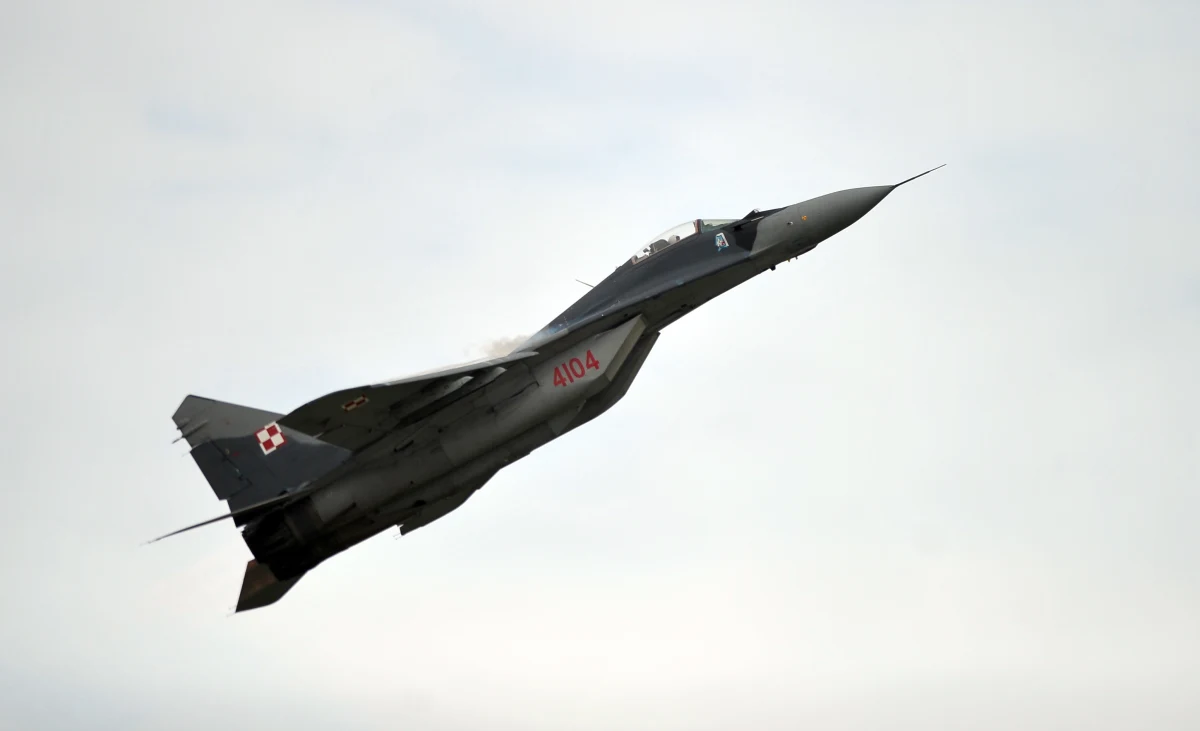 Samoloty bojowe MiG-29, stacjonujące w 23. Bazie Lotnictwa Taktycznego w Mińsku Mazowieckim, wznowiły loty. Jak poinformował rzecznik Dowództwa Generalnego Rodzajów Sił Zbrojnych ppłk Marek Pawlak, w powietrze wzbiła się jedna maszyna.