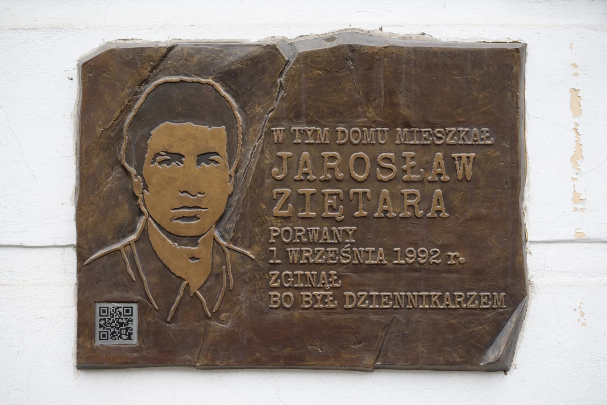 Prokuratura umorzyła postępowanie w sprawie zabójstwa Jarosława Ziętary w związku z niewykryciem sprawców - poinformował Dział Prasowy Prokuratury Krajowej. Śledczy zapewniają jednak, że mimo to sprawa w dalszym ciągu pozostaje w ich zainteresowaniu.