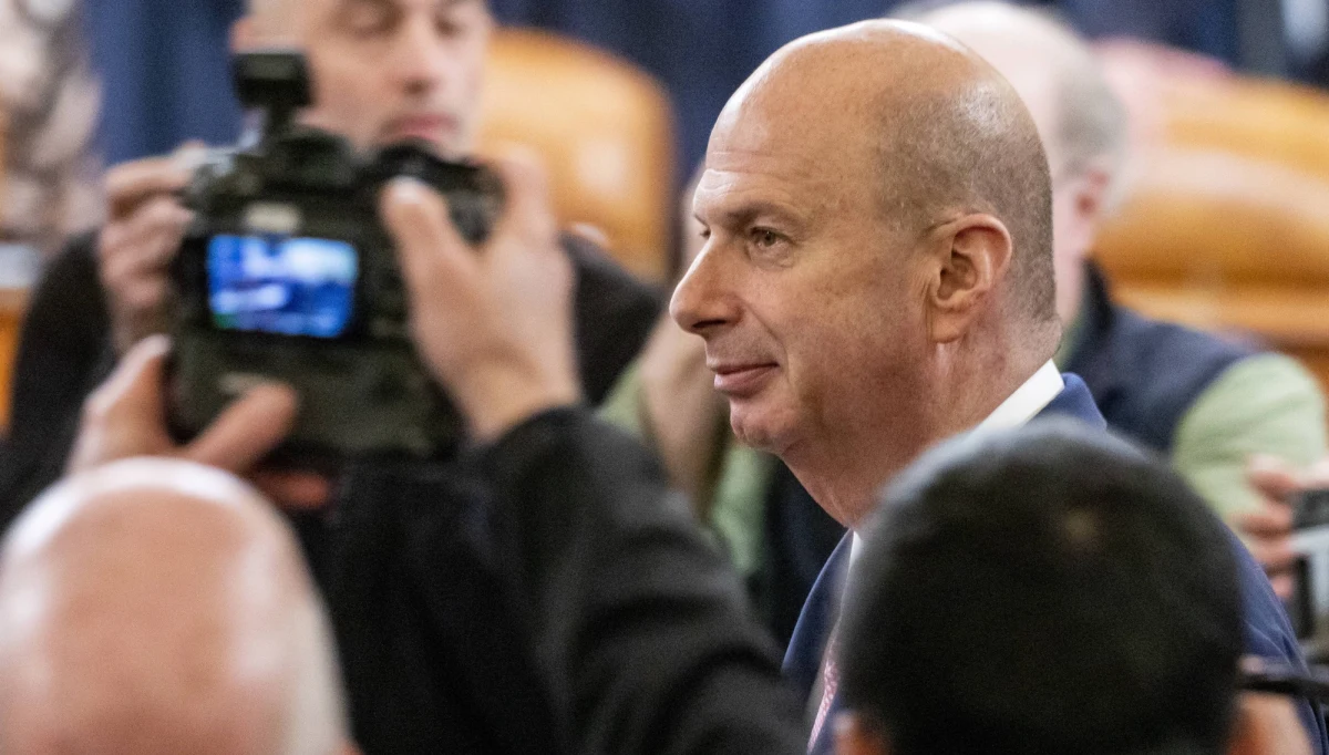 Trzy kobiety oskarżyły publicznie amerykańskiego ambasadora przy UE Gordona Sondlanda o molestowanie seksualne. Dyplomata i jeden z kluczowych świadków w śledztwie ws. ewentualnego impeachmentu prezydenta Donalda Trumpa odpiera zarzuty.