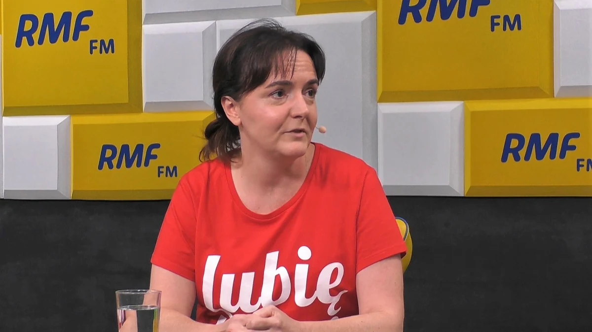 "Czujemy się jeszcze bardziej potrzebni, wciąż docieramy do takich miejsc, gdzie jeszcze nas nie było. Byliśmy w 112 miejscach, gdzie jeszcze nikt nie dotarł, gdzie ludzie w ogóle o Szlachetnej Paczce nie słyszeli. Takich miejsc wciąż w Polsce jest więcej" - mówiła w Popołudniowej rozmowie w RMF FM wiceprezes Stowarzyszenia Wiosna, organizatora akcji Szlachetna Paczka, Joanna Sadzik. Rozmówczyni Marcina Zaborskiego podkreślała, że ponad 2 mln Polaków miało nie więcej niż 19 zł dziennie na przeżycie. "Zależy nam na tym, żeby każdy przeczytał raport o biedzie i jakoś się zaangażował. Można wybrać rodzinę i zrobić dla niej paczkę, można wybrać dziecko z Akademii Przyszłości i ufundować mu Indeks Sukcesów, można też po prostu wpłacić, po to, żebyśmy docierali do nowych miejsc" - podpowiadała Joanna Sadzik. A weekend cudów już 7-8 grudnia.