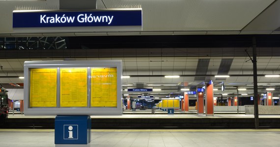 W nocy z piątku na sobotę (29 – 30.11) zaczną obowiązywać utrudnienia dla podróżujących pociągami przez stację Kraków Główny. Problemy będą związane z instalacją nowego systemu sterowania ruchem.