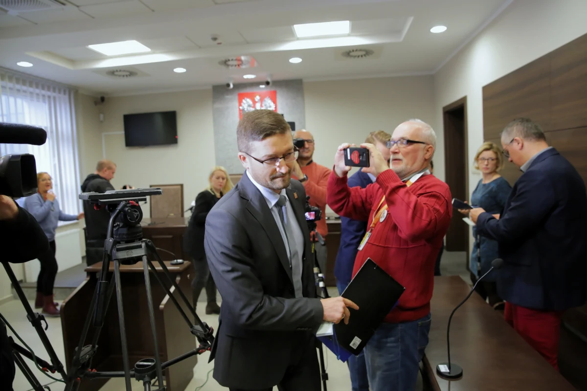 Rzecznik Dyscyplinarny Sędziów Sądów Powszechnych wszczął postępowanie dyscyplinarne przeciwko Pawłowi Juszczyszynowi. Zarzuca mu „uchybienie godności urzędu”. Już wcześniej sędzia Juszczyszyn, który zażądał od Kancelarii Sejmu list poparcia kandydatów do nowej KRS, został odwołany z delegacji do sądu okręgowego. 