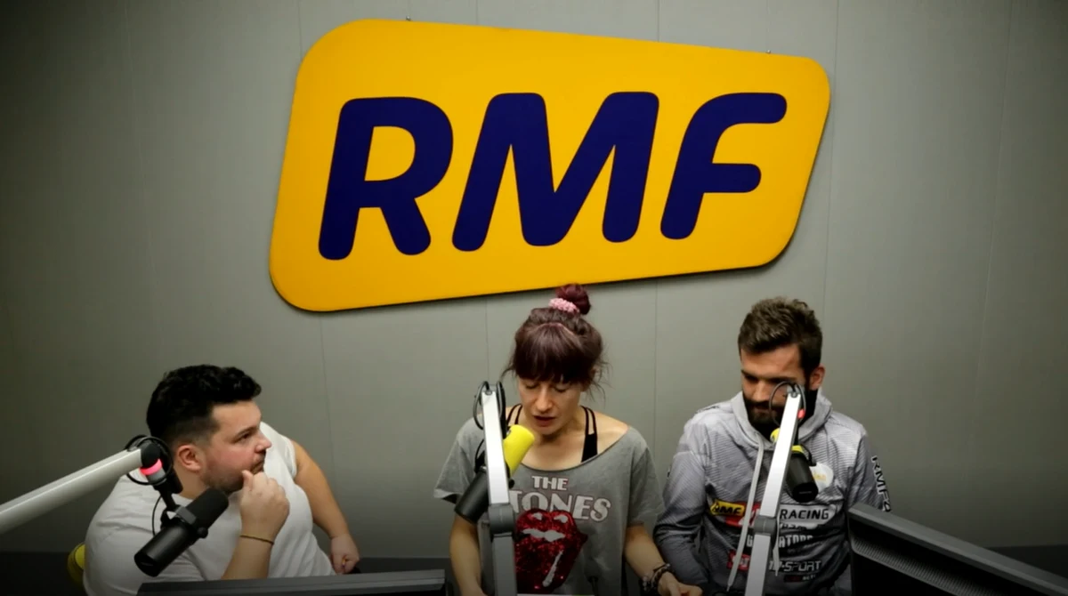 "Kocham sport i nie wyobrażam sobie bez niego życia. Ale kocham też jeść" - mówi w rozmowie z dziennikarką RMF FM Urszulą Gwiazdą  - Szymon Czerwiński finalista MasterChef i autor książki "Sprytne gotowanie". Jak dodaje, na własnej skórze przetestował już niemal wszystkie diety. Nie ukrywa, że jedzenie musi mu smakować. "Warto jednak pamiętać o tym, że niezdrowe wersje produktów, można a nawet trzeba zastąpić zdrowszymi, zrobionymi w domu" - tłumaczy. Maciej Turchan z RMF4RT Gladiators dodaje: łączy nas to, że uprawiamy sport, żeby więcej jeść. 