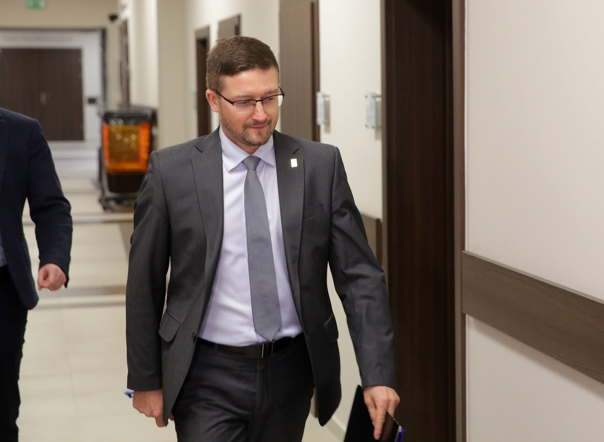 Prezes Sądu Rejonowego w Olsztynie Maciej Nawacki wydał zarządzenie zawieszające na miesiąc ze skutkiem natychmiastowym sędziego Pawła Juszczyszyna. Nawacki jest członkiem nowej Krajowej Rady Sądownictwa i to wobec niego stawiane były pytania dotyczące podpisów złożonych pod jego kandydaturą.