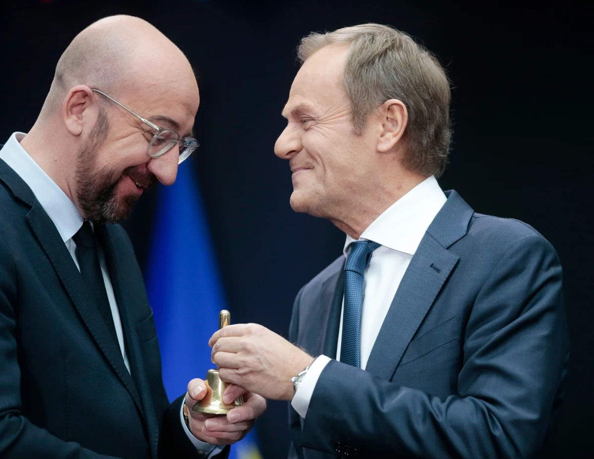 Odchodzący szef Rady Europejskiej Donald Tusk pożegnał się ze swoim stanowiskiem. "Będę już nie tylko sercem, ale też coraz bardziej fizycznie obecny w Polsce. Mam pewne zobowiązania, pewne pomysły" - mówił dziennikarzom w Brukseli.