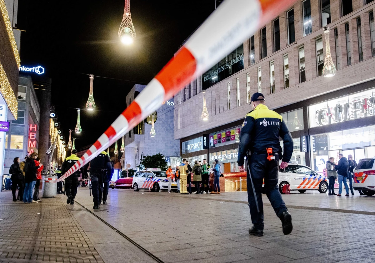 Atak nożownika na Grote Marktstraat - jednej z największych ulic handlowych w Hadze w Holandii w piątek wieczorem. Jak podaje tamtejsza policja, trzy osoby zostały ranne. Początkowo sądzono, że jest więcej rannych, ponieważ ludzie w porywie paniki rzucali się na ziemię. Policja szuka co najmniej jednego podejrzanego. Jak informuje rzeczniczka policji Marije Kuiper - jest za wcześnie, by wykluczyć, że był to atak terrorystyczny.
