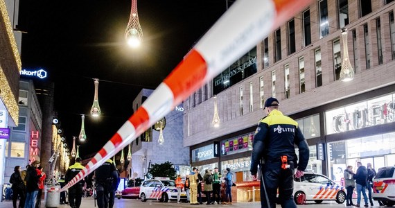 Atak nożownika na Grote Marktstraat - jednej z największych ulic handlowych w Hadze w Holandii w piątek wieczorem. Jak podaje tamtejsza policja, trzy osoby zostały ranne. Początkowo sądzono, że jest więcej rannych, ponieważ ludzie w porywie paniki rzucali się na ziemię. Policja szuka co najmniej jednego podejrzanego. Jak informuje rzeczniczka policji Marije Kuiper - jest za wcześnie, by wykluczyć, że był to atak terrorystyczny.