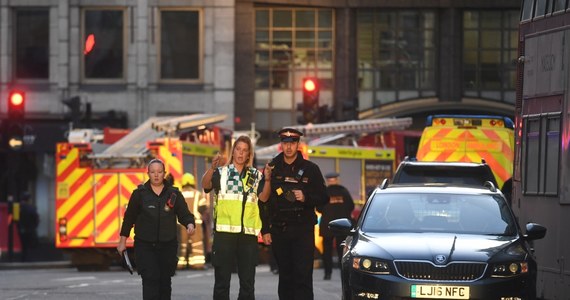 Strzały padły po południu w piątek na London Bridge w stolicy Wielkiej Brytanii. Mężczyzna uzbrojony w nóż zaatakował przechodniów. Ci obezwładnili go i zabrali broń. Napastnika następnie zastrzeliła policja. Według ustaleń śledczych, atak miał podłoże terrorystyczne. Dwie osoby nie żyją, a trzy zostały ranne. Jak informuje dziennik "The Times", powołując się na źródła rządowe, sprawca ataku był w przeszłości skazany za przestępstwa związane z islamistycznym terroryzmem.