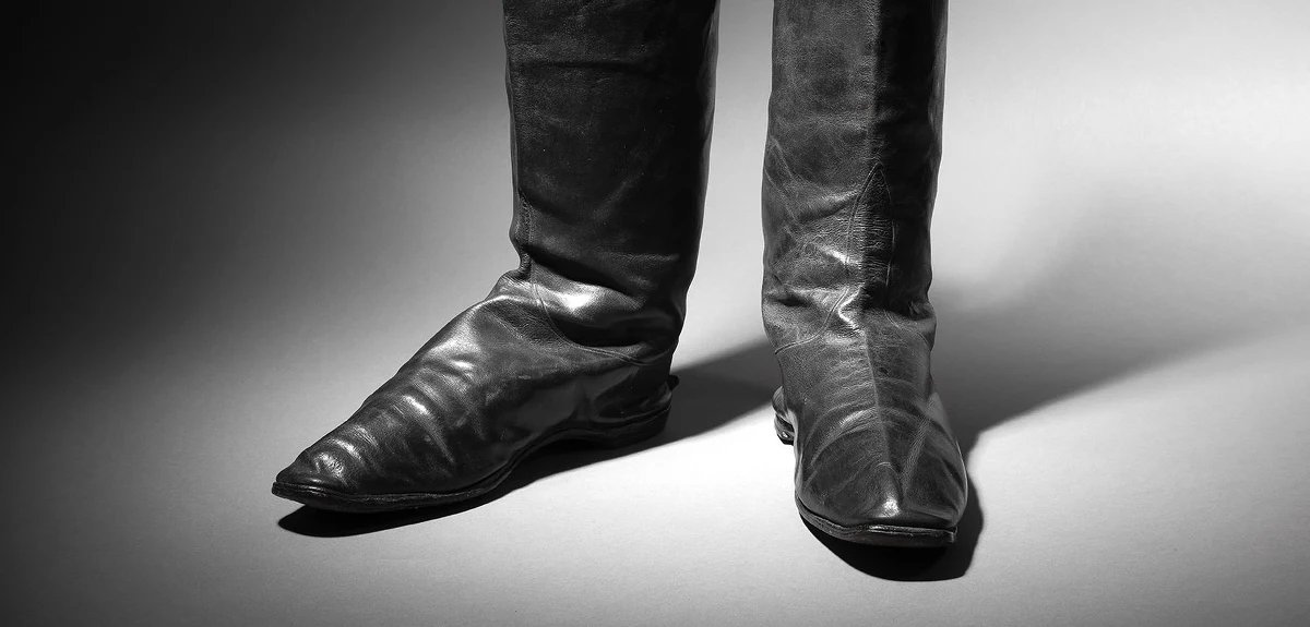 Za ponad 117 tysięcy euro sprzedano na aukcji w Paryżu parę butów Napoleona Bonaparte. "Żyją jeszcze wielbiciele cesarza i jest ich całkiem sporo" – napisano na twitterowym koncie domu aukcyjnego Drouot. Organizatorzy aukcji spodziewali się, że buty znajdą nabywcę za najwyżej 80 tysięcy euro.