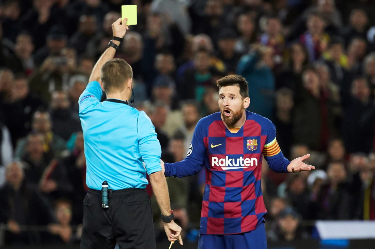 Leo Messi ma otrzymać Złotą Piłkę w plebiscycie "France Football" – to rewelacje hiszpańskiego dziennika "Mundo Deportivo". Hiszpańscy dziennikarze twierdzą, że w Barcelonie pojawiła się delegacja z Francji, która miała poinformować Argentyńczyka o przyznaniu mu nagrody. Te rewelacje osłabiają szanse Roberta Lewandowskiego na zdobycie trofeum, choć wciąż polski napastnik ma szansę na wyjątkową lokatę.