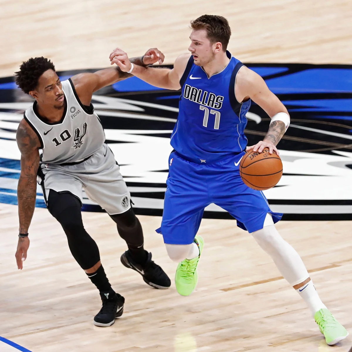Luka Doncic po przeciętnym występie przeciwko Los Angeles Clippers, tym razem znów dominował na parkiecie i wyrównał swój rekord kariery zdobywając 42 punkty i zapewniając Dallas Mavericks zwycięstwo 120:113 nad Phoenix Suns. Los Angeles Lakers kontynuują serię wygranych spotkań, a do małej niespodzianki doszło w San Antonio.