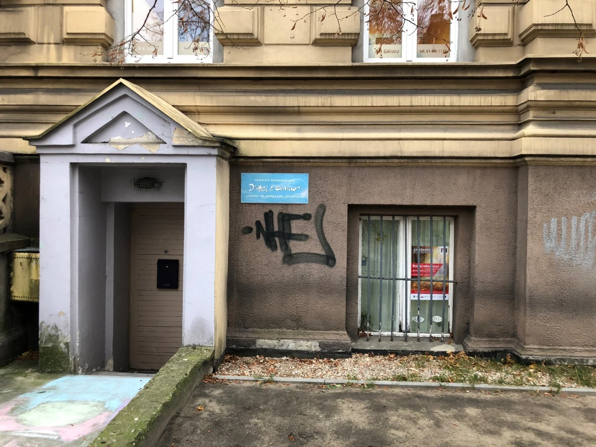 „Dzieci z chmur” znają pokolenia mieszkańców Gniezna. To dzienna świetlica środowiskowa, która pomaga w nauce, bawi, integruje i daje cenne życiowe wskazówki. Pomaga nie tylko dzieciom, ale i ich rodzicom. W trudnych czasach dawała też schronienie, pożywienie i ciepło. Tak od pół wieku. Nad placówką zebrały się jednak nomen omen czarne chmury. Po audycie zleconym przez starostwo powiatowe, które zawiaduje świetlicą – pojawiła się poważna obawa o jej likwidację. W ocenie urzędników jest nierentowna i wymaga poważnej restrukturyzacji. Będziemy o nią walczyć do końca – zapowiadają bez chwili wahania rodzice podopiecznych świetlicy. 