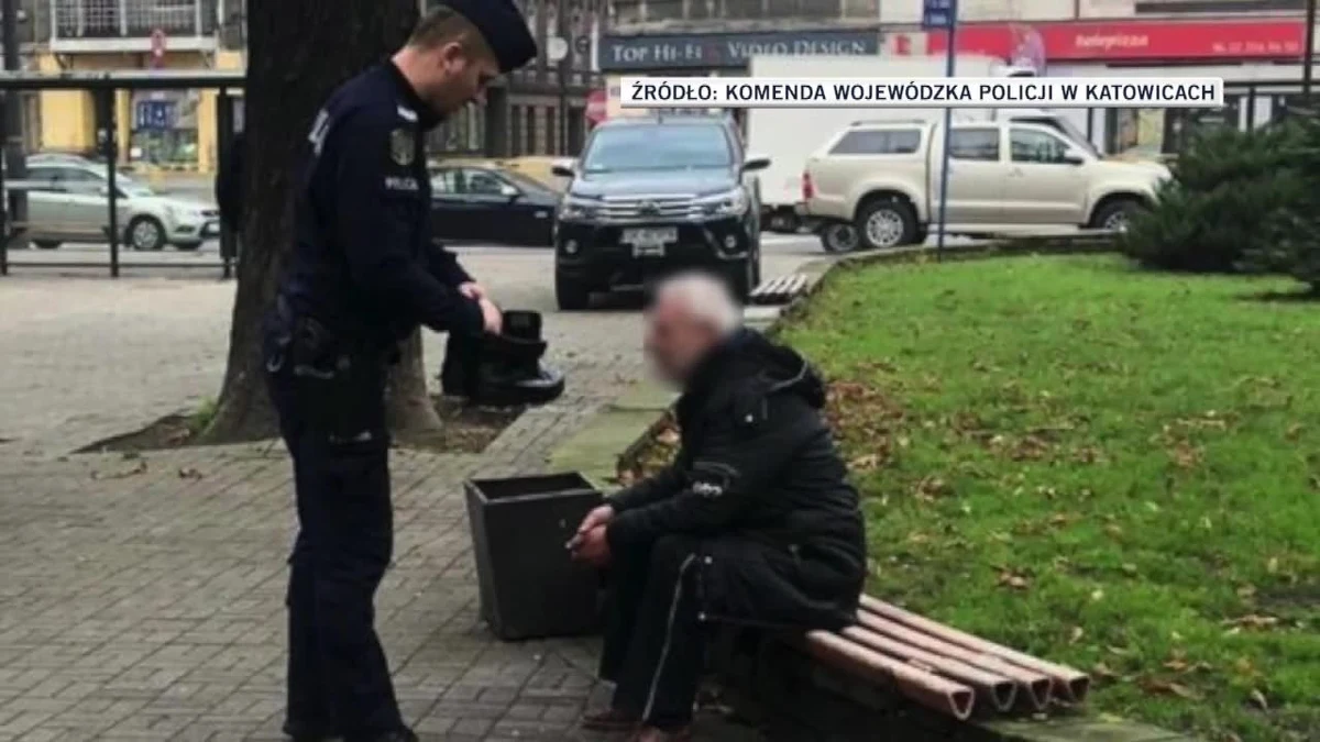 Policjanci patrolujący ulicę w Katowicach dostrzegli bezdomnego, który zamiast butów miał na nogach foliowe worki. Choć mężczyzna zniknął im z oczu, udało im się go w końcu odnaleźć. Tym razem bezdomny miał już buty, ale było to letnie obuwie. Policjant podarował mężczyźnie własne zapasowe, służbowe buty.