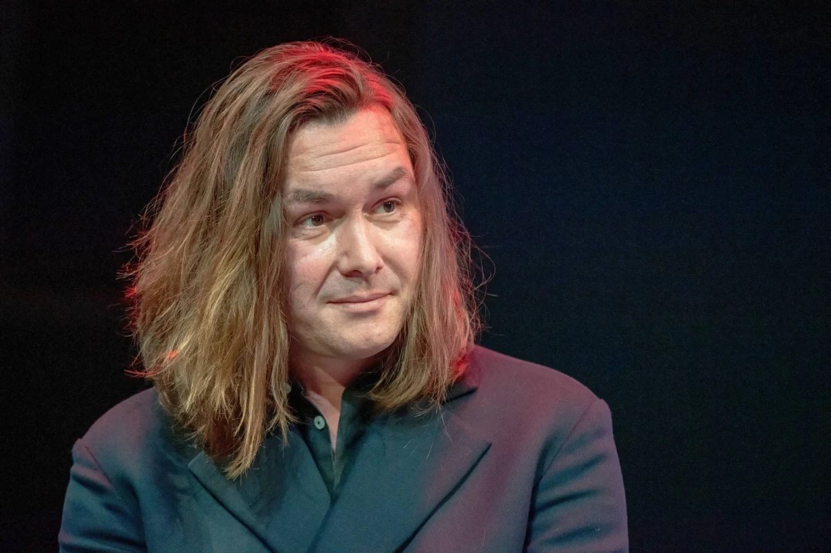 Projektant Tomasz Ossoliński poinformował, że przygotowuje dla Olgi Tokarczuk suknię na bankiet królewski, który odbędzie się 10 grudnia w Sztokholmie. Na razie nie wiadomo, w czyjej kreacji pisarka odbierze literacką Nagrodę Nobla 10 grudnia.