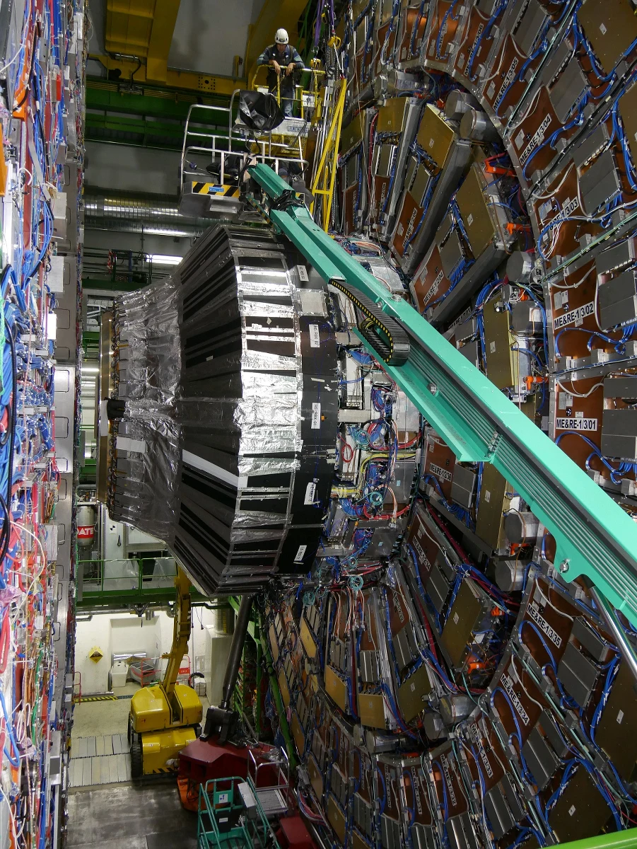 CMS (Compact Muon Solenoid) to jeden z czterech wielkich eksperymentów Wielkiego Zderzacza Hadronów, drugi - poza detektorem ATLAS - eksperyment ogólnego przeznaczenia. Jego zadaniem jest rejestracja produktów zderzeń protonów lub ciężkich jonów. CMS, podobnie jak ATLAS zbudowano w pierwszej kolejności po to by odkryć i dokładnie zbadać bozon Higgsa. To odkrycie nastąpiło w lipcu 2012 roku. Do marca 2013 roku udało się je potwierdzić. Bozonu Higgsa nie można tak po prostu złapać, żyje zbyt krótko. O jego istnieniu przekonują produkty jego rozpadów. Od czasu odkrycia bozonu Higgsa CMS pomaga w analizie kolejnych procesów, w których ta cząstka się pojawia. To pozwala dokładniej poznać jej własności, masę, długość życia, na co się rozpada i jak często... CMS, jak sama nazwa wskazuje, specjalizuje się w detekcji mionów, ale rejestruje też inne cząstki. 