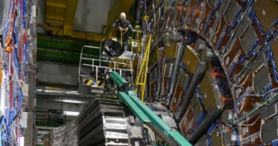 CMS (Compact Muon Solenoid) to jeden z czterech wielkich eksperymentów Wielkiego Zderzacza Hadronów, drugi - poza detektorem ATLAS - eksperyment ogólnego przeznaczenia. Jego zadaniem jest rejestracja produktów zderzeń protonów lub ciężkich jonów. CMS, podobnie jak ATLAS zbudowano w pierwszej kolejności po to by odkryć i dokładnie zbadać bozon Higgsa. To odkrycie nastąpiło w lipcu 2012 roku. Do marca 2013 roku udało się je potwierdzić. Bozonu Higgsa nie można tak po prostu złapać, żyje zbyt krótko. O jego istnieniu przekonują produkty jego rozpadów. Od czasu odkrycia bozonu Higgsa CMS pomaga w analizie kolejnych procesów, w których ta cząstka się pojawia. To pozwala dokładniej poznać jej własności, masę, długość życia, na co się rozpada i jak często... CMS, jak sama nazwa wskazuje, specjalizuje się w detekcji mionów, ale rejestruje też inne cząstki. 