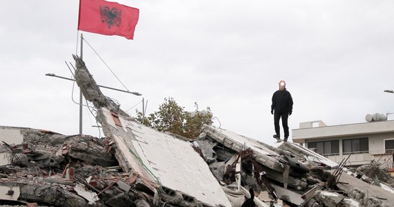 Bilans ofiar śmiertelnych wtorkowego trzęsienia ziemi w Albanii wzrósł do 50 i zakończono już operacje ratunkowe - ogłosił premier Edi Rama dziękując miejscowym i zagranicznym ekipom, które przyszły na pomoc, głównie z Francji.