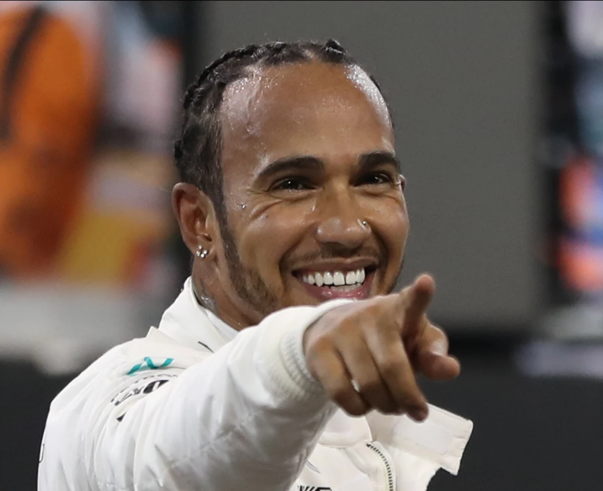 ​Lewis Hamilton z Marcedesa wystartuje z pierwszego miejsca w kończącym sezon Formuły 1 Grand Prix Abu Zabi na torze Yas Marina. Będzie to jego 88 pole position w karierze. Robert Kubica z Williamsa odpadł w pierwszej części kwalifikacji przed niedzielnym wyścigiem.