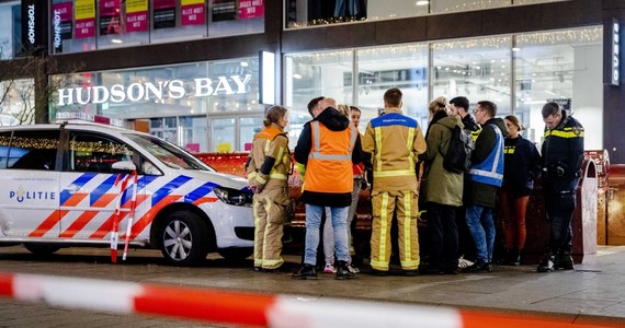 Prawdopodobny sprawca piątkowego ataku w Hadze został aresztowany - informuje holenderska policja. 35-letni mężczyzna miał zaatakować nożem troje nastolatków w jednym z domów handlowych w Hadze. Ranni po opatrzeniu obrażeń w szpitalu zostali wypuszczeni do domów. 