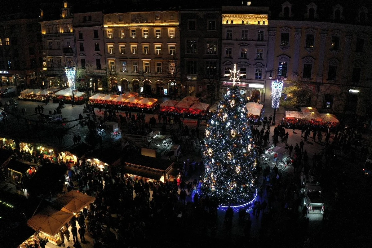 Na Rynku Głównym w Krakowie rozbłysła świąteczna choinka. Bożonarodzeniowe drzewko stoi przed kościołem Mariackim. Jak co roku rozpoczął się również kiermasz, który tłumnie jest odwiedzany zarówno przez krakowian, jak i turystów z całego świata. 