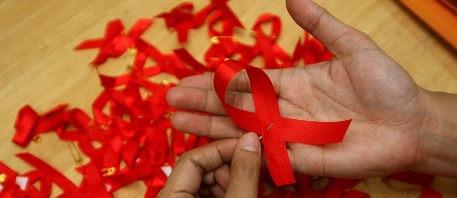 W Polsce żyje ponad 24 tys. osób zakażonych wirusem HIV – wynika z danych Krajowego Centrum ds. AIDS. Dziś przypada Światowy Dzień Walki z AIDS ustanowiony w 1988 r. przez Światową Organizację Zdrowia.