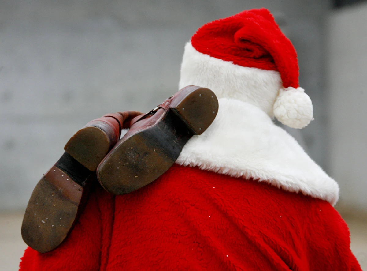 Czerwony strój, długa biała broda, sanie z reniferami... I oczywiście wór pełen prezentów. To pierwsze skojarzenia nasuwające się na myśl o Świętym Mikołaju. A jednocześnie dowód na to, jak inne są nasze wyobrażenia o tej postaci od tych, które ludzie mieli jeszcze... w XIX wieku. 