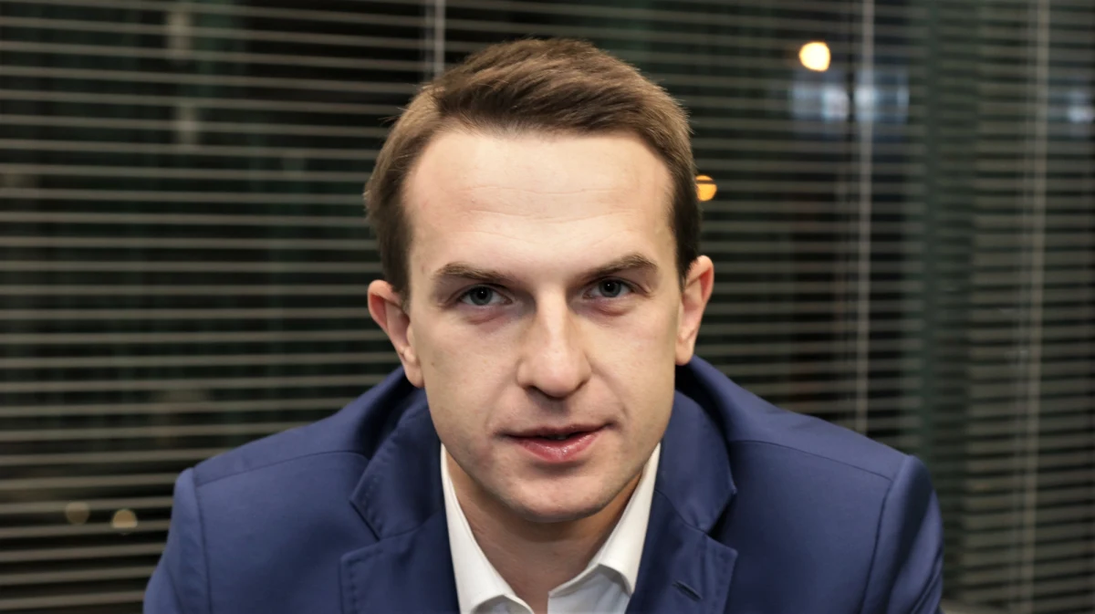 "Zmieniamy biuro. Ale daleko się nie przenosimy, raptem kilka kamienic w stronę Świętokrzyskiej, wciąż na Nowym Świecie" - przyznał w rozmowie z dziennikarzem Interii Łukaszem Szpyrką nowy szef Nowoczesnej - Adam Szłapka. "To są oczywiście oszczędności i racjonalizacja kosztów. Nowoczesna ma przecież problemy finansowe i musimy ciąć koszty" - dodał. 