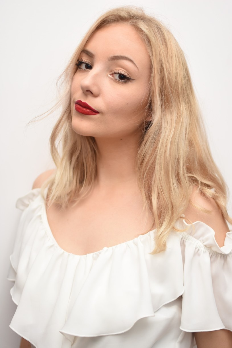 Odkryta podczas projektu Young Stars wokalistka Julia Kwiatkowska prezentuje debiutancki singel "Serce siłą".