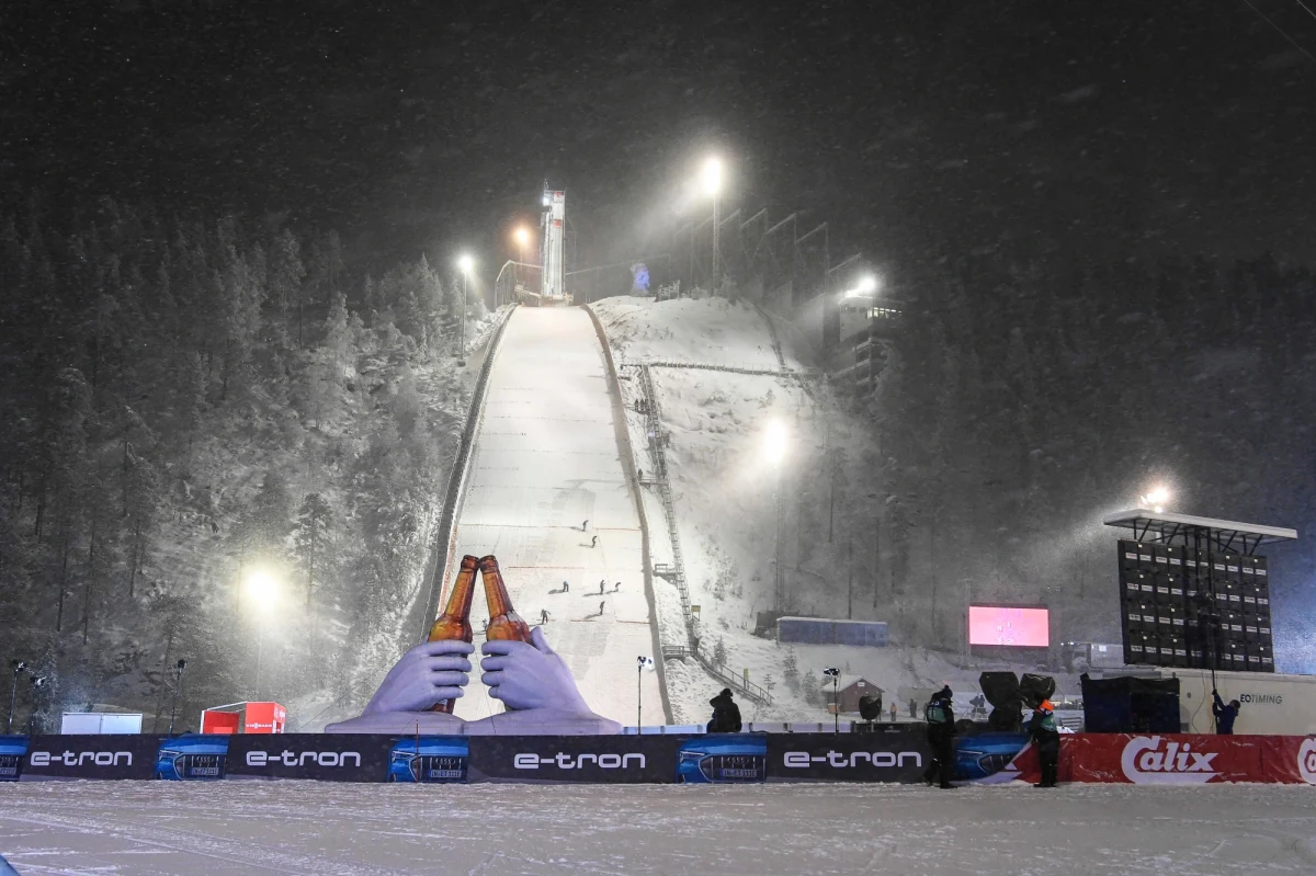 Niedzielny konkurs Pucharu Świata w skokach narciarskich odwołany. Zbyt silny wiatr uniemożliwił występy skoczkom w fińskim Kuusamo. Kolejne konkursy zaplanowano w rosyjskim Niżnym Tagile.