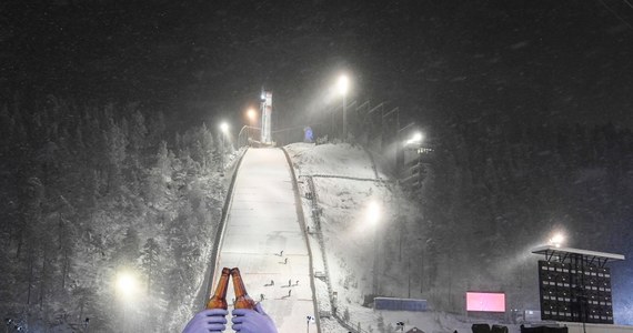 Niedzielny konkurs Pucharu Świata w skokach narciarskich odwołany. Zbyt silny wiatr uniemożliwił występy skoczkom w fińskim Kuusamo. Kolejne konkursy zaplanowano w rosyjskim Niżnym Tagile.