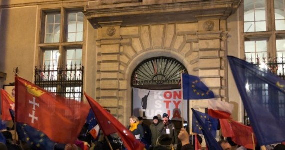 W wielu miastach w Polsce w niedzielę odbyły się demonstracje w obronie niezawisłości sędziów. W protestach, zorganizowanych m.in. w Warszawie, Krakowie, Poznaniu, Gdańsku, Łodzi, Lublinie, Katowicach, Częstochowie, Bydgoszczy, Wrocławiu i Szczecinie, uczestniczyły setki osób. Demonstrowali nie tylko sędziowie i prawnicy, ale również osoby niezwiązane zawodowo z sądownictwem.