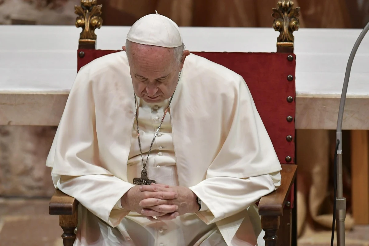 Przed kilkoma miesiącami w tajemnicy papież Franciszek poddał się zabiegowi usunięcia zaćmy - podał w niedzielę rzymski dziennik "Il Messaggero". O tym, że będzie musiał go przejść, mówił w zeszłym roku.