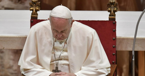 Przed kilkoma miesiącami w tajemnicy papież Franciszek poddał się zabiegowi usunięcia zaćmy - podał w niedzielę rzymski dziennik "Il Messaggero". O tym, że będzie musiał go przejść, mówił w zeszłym roku.