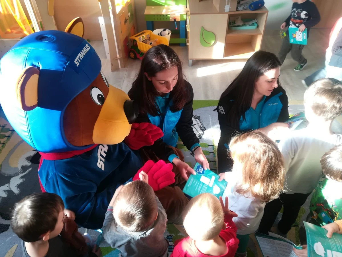 Sezon narciarski w naszym kraju jeszcze się nie rozpoczął, a instruktorzy narciarscy już uczą jak być bezpiecznym na stoku. Ruszyła trzecia edycja  ogólnopolskiej akcji profilaktycznej, związanej z bezpieczeństwem dzieci 
i młodzieży na stokach narciarskich oraz przestrzeganiem 10 zasad FIS. Do blisko 10 tysięcy przedszkolaków trafi „Dekalog bezpiecznego narciarza i snowboardzisty”, w którym miś - Miś Stramuś uczy właściwego zachowania na narciarskim stoku. 
