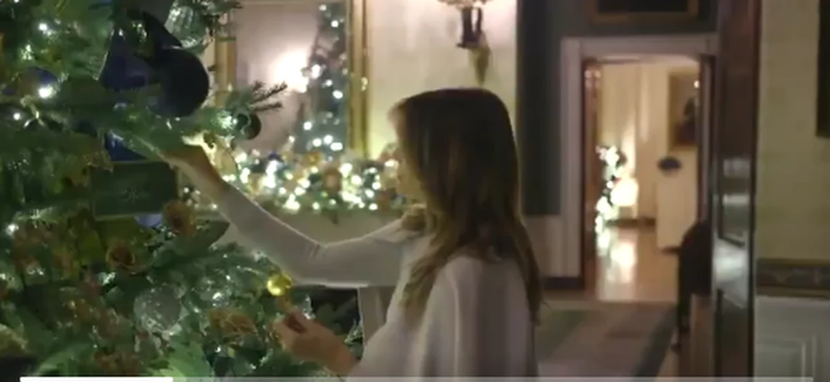 Mnóstwo choinkowych ozdób, kwiatów, światełek, a do tego narodowe akcenty w postaci flag i żona amerykańskiego prezydenta przechadzająca się w płaszczu narzuconym na ramiona.  