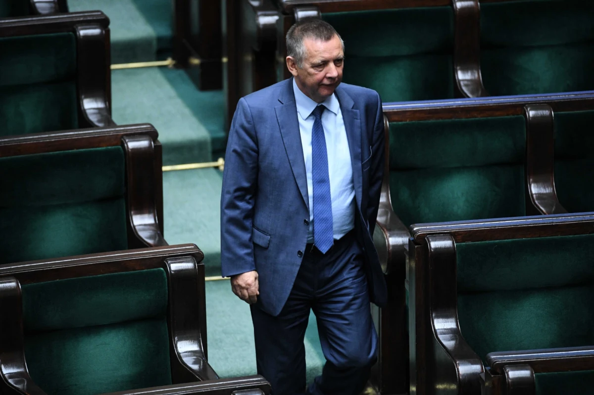 Mimo dwóch doniesień do prokuratury prezes NIK Marian Banaś wciąż nie podał się do dymisji. Kartą przetargową w jego sprawie ma być kwestia finansów spółek i fundacji jego syna - donosi poniedziałkowa "Rzeczpospolita".