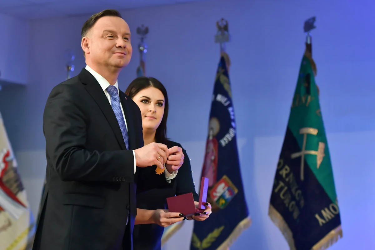 O pomyśle ściągnięcia z Brukseli obecnej europosłanki Beaty Szydło na czas kampanii prezydenckiej w Polsce pisze tygodnik „Wprost”. Jak zauważa, prezydentura Andrzeja Dudy to być albo nie być dla PiS, a prezes Kaczyński zrobi wiele, aby ten urząd utrzymać.